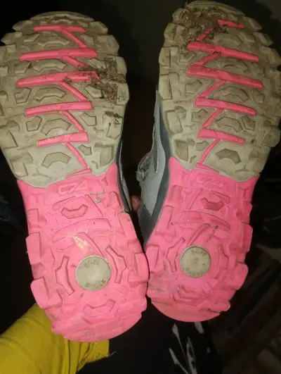 Zapatillas grises de invierno con detalles rosados - miniatura 5