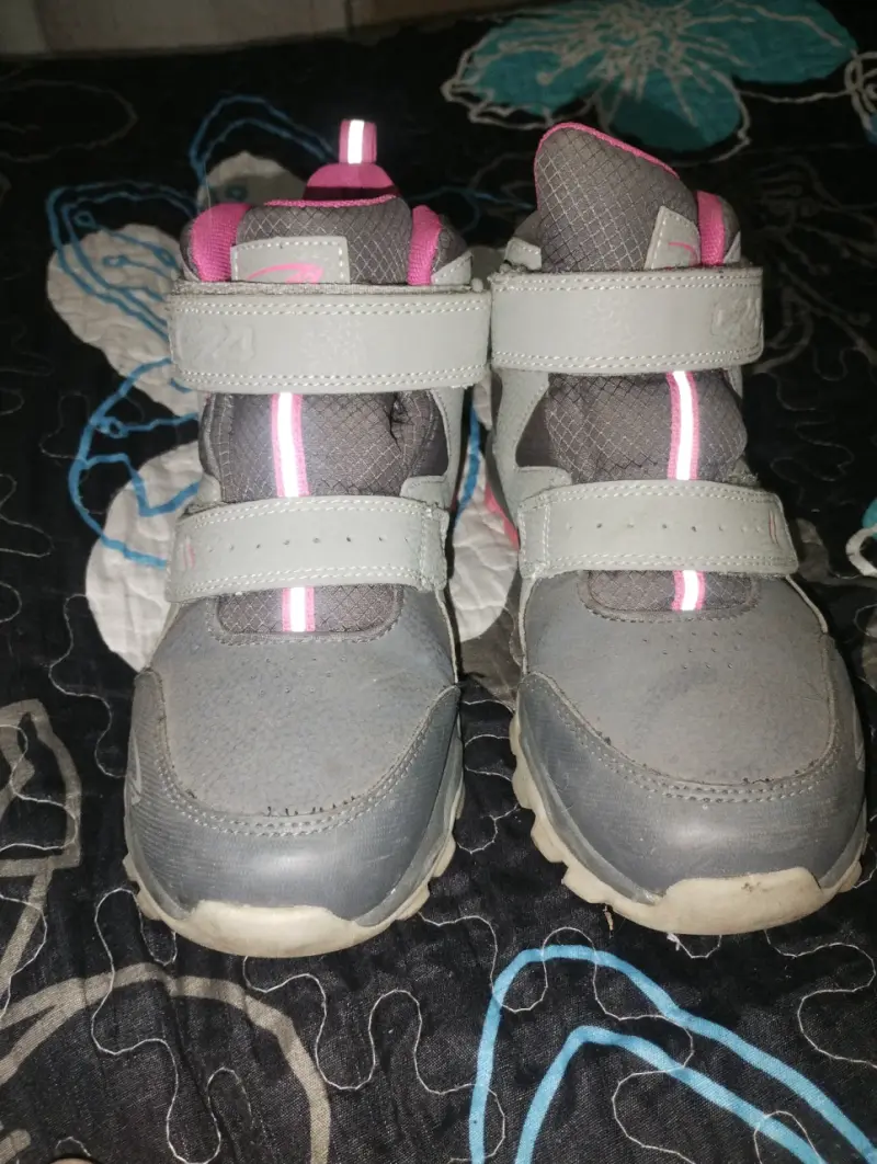 Zapatillas grises de invierno con detalles rosados - 6