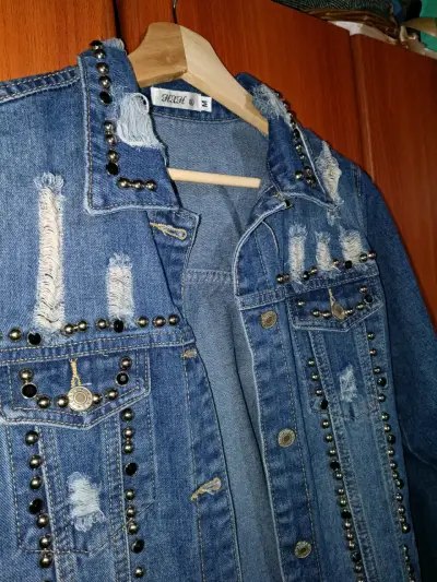Chaqueta de mezclilla con tachas - miniatura 2