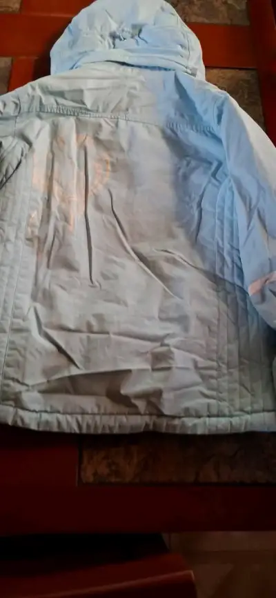 Chaqueta celeste con capucha - miniatura 2