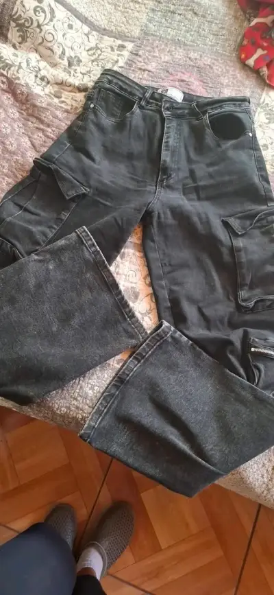Jeans cargo negros usados - miniatura 1