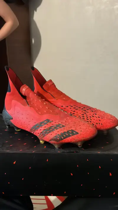 Botines rojos de fútbol(rugby) - miniatura 1