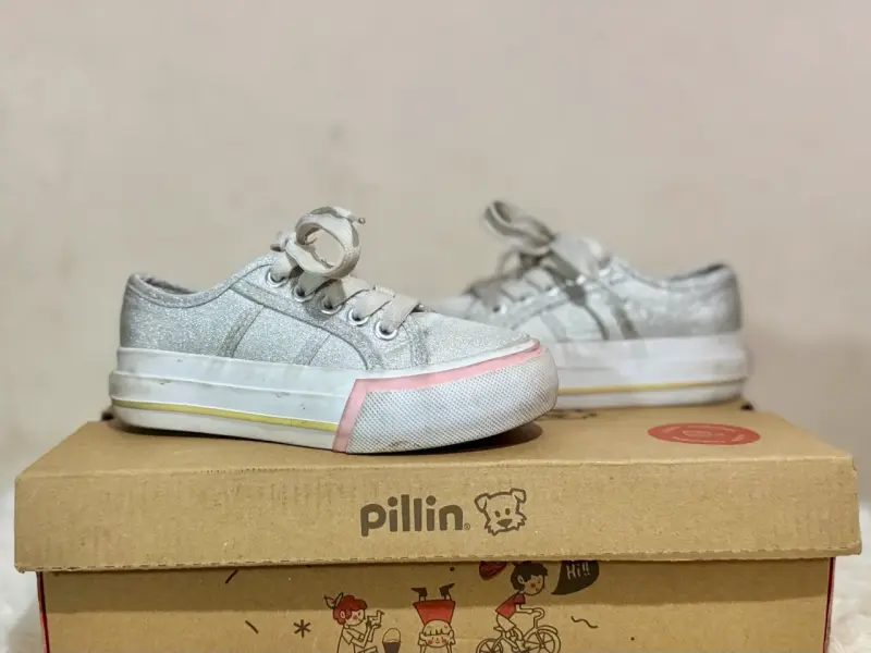 Zapatillas plateadas con brillo - 1