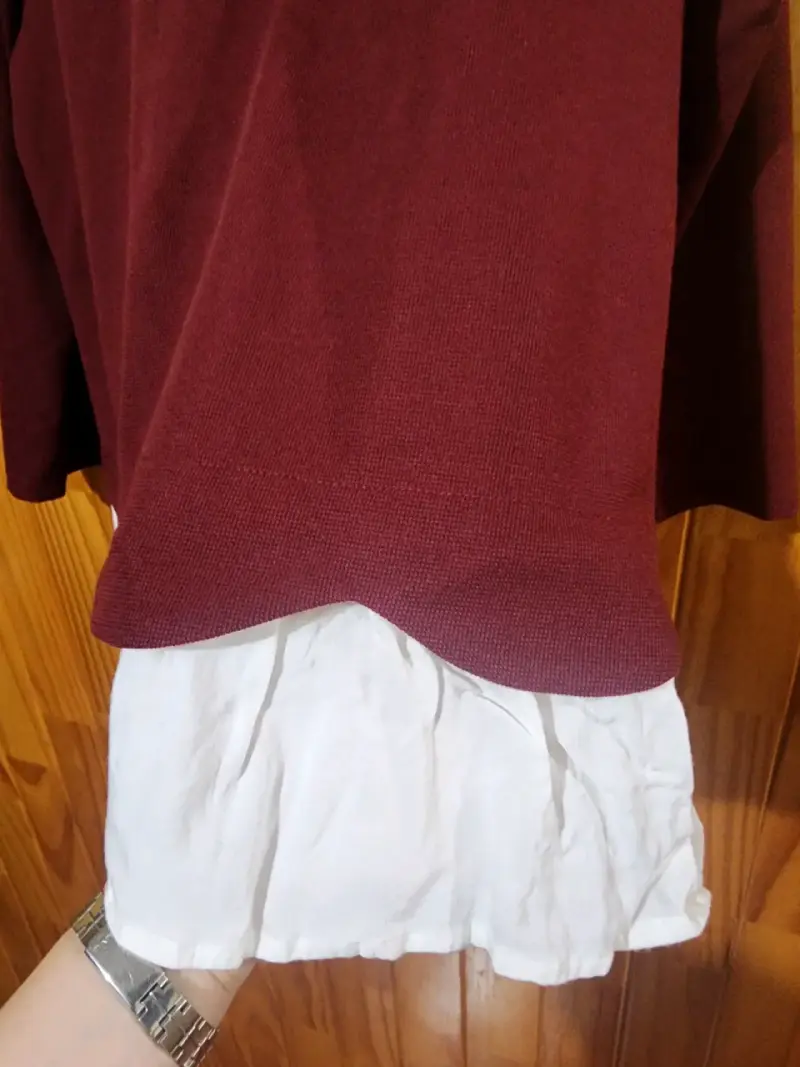 Suéter burdeo con faldón blanco marca IO - 3