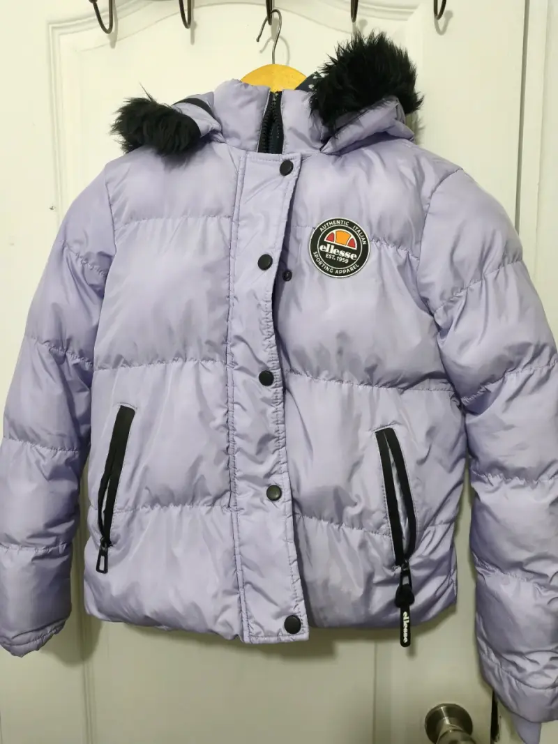 Chaqueta acolchada lila con capucha de niña - 2