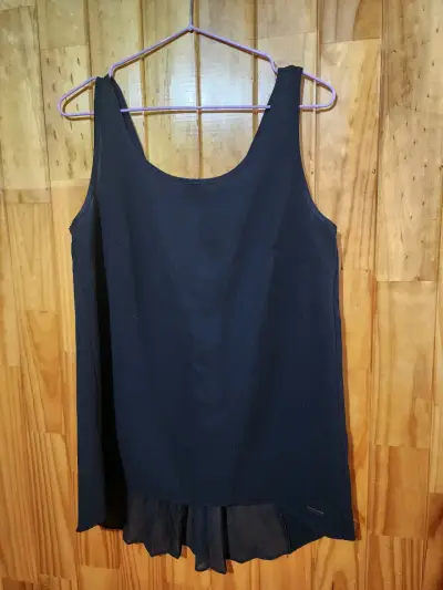 Blusa negra con detalle plisado - miniatura 1