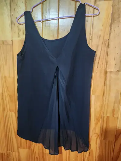 Blusa negra con detalle plisado - miniatura 2