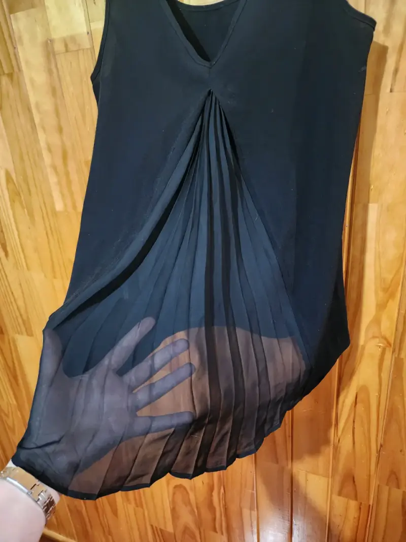 Blusa negra con detalle plisado - 3