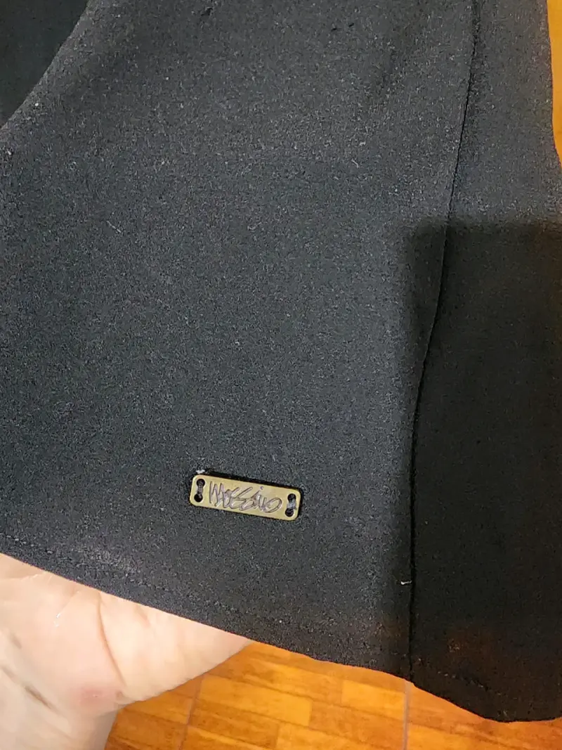 Blusa negra con detalle plisado - 4