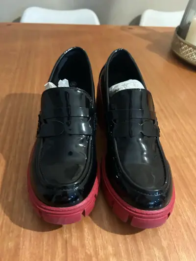 Zapatos charol suela roja - miniatura 1