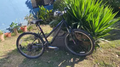 Bicicleta de Treck negra - miniatura 2