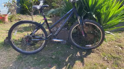 Bicicleta de Treck negra - miniatura 3