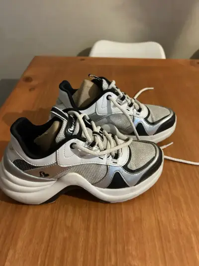 Zapatillas skechers deportivas blancas y negra - miniatura 1