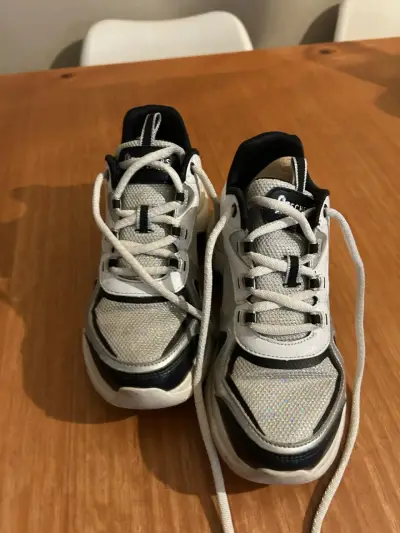 Zapatillas skechers deportivas blancas y negra - miniatura 2