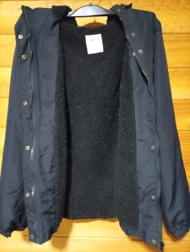 Chaqueta negra con capucha - 2