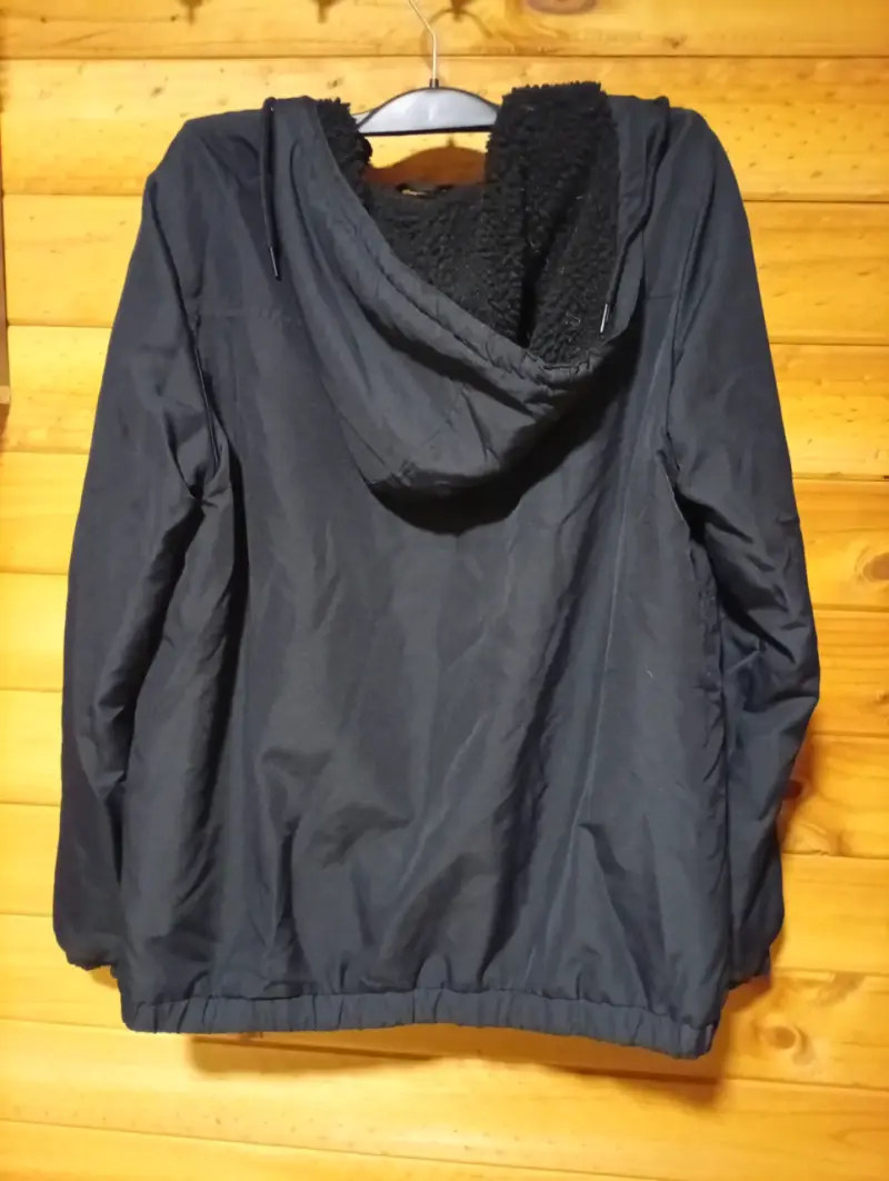 Chaqueta negra con capucha - 3