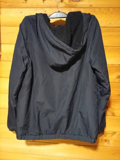 Chaqueta negra con capucha - miniatura 3
