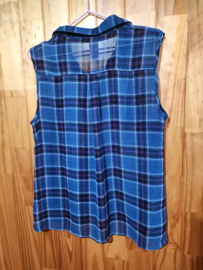 Blusa sin mangas a cuadros azul - miniatura 4