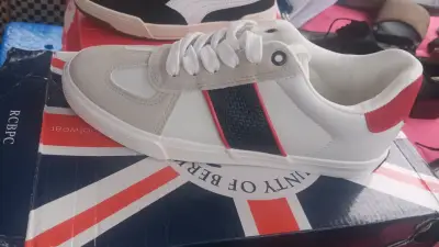 Zapatillas blancas con detalles - miniatura 1