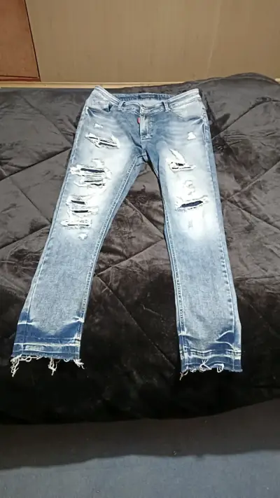 Jeans azules rasgados de hombre - miniatura 1
