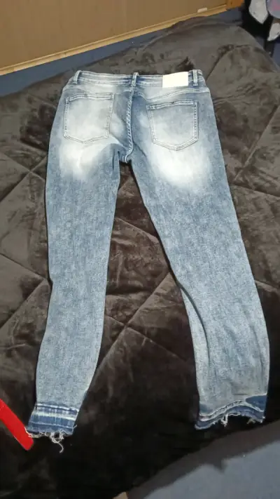 Jeans azules rasgados de hombre - miniatura 3