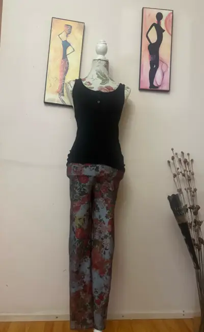 Conjunto blusa negra y pantalón floral - miniatura 1