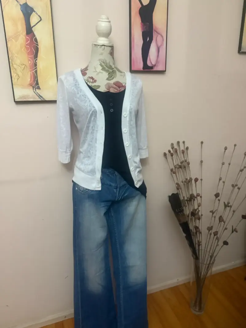 Conjunto blusa negra y pantalón floral - 2