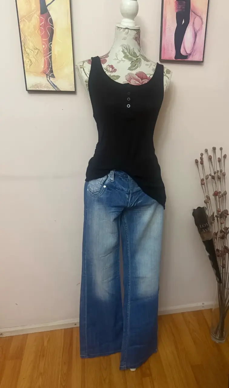 Conjunto blusa negra y pantalón floral - 3