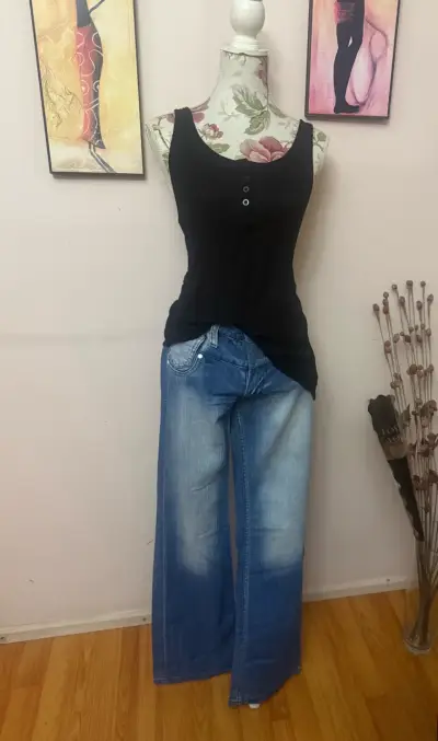 Conjunto blusa negra y pantalón floral - miniatura 3