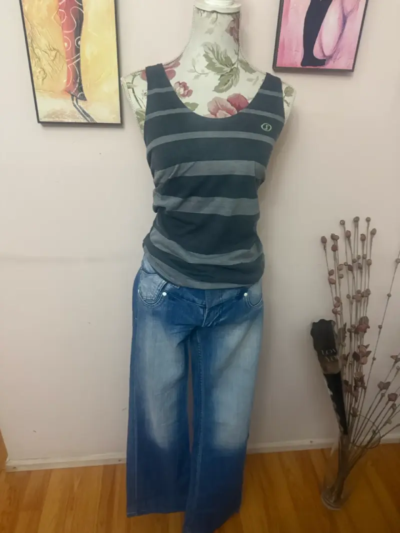 Conjunto blusa negra y pantalón floral - 4