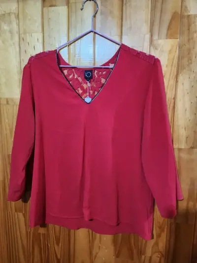 Blusa roja con encaje - miniatura 1