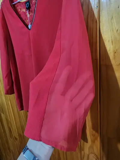 Blusa roja con encaje - miniatura 2