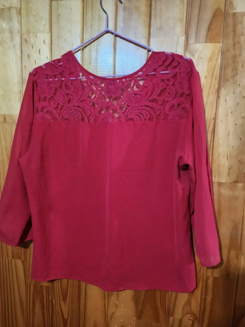 Blusa roja con encaje - 3