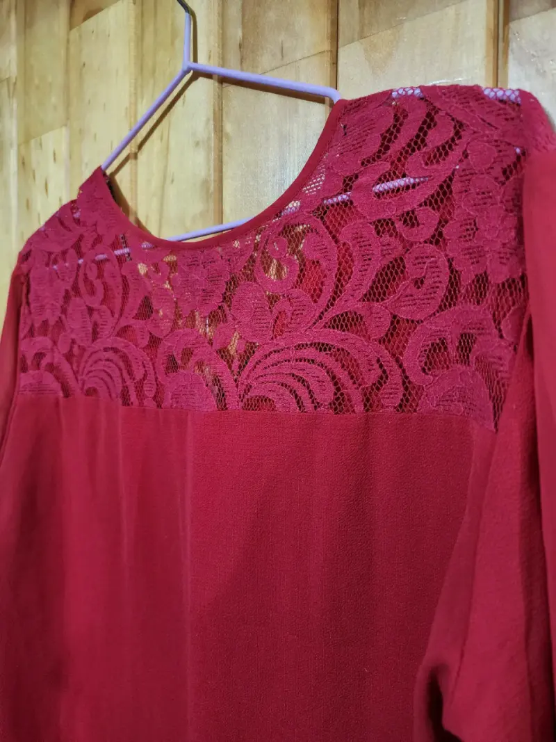Blusa roja con encaje - 4