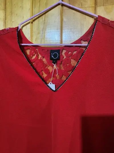 Blusa roja con encaje - miniatura 5