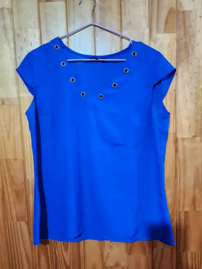Blusa azul con ojales decorativos - miniatura 1