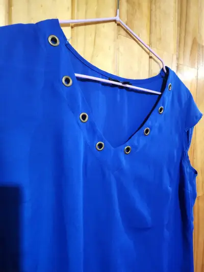 Blusa azul con ojales decorativos - miniatura 2