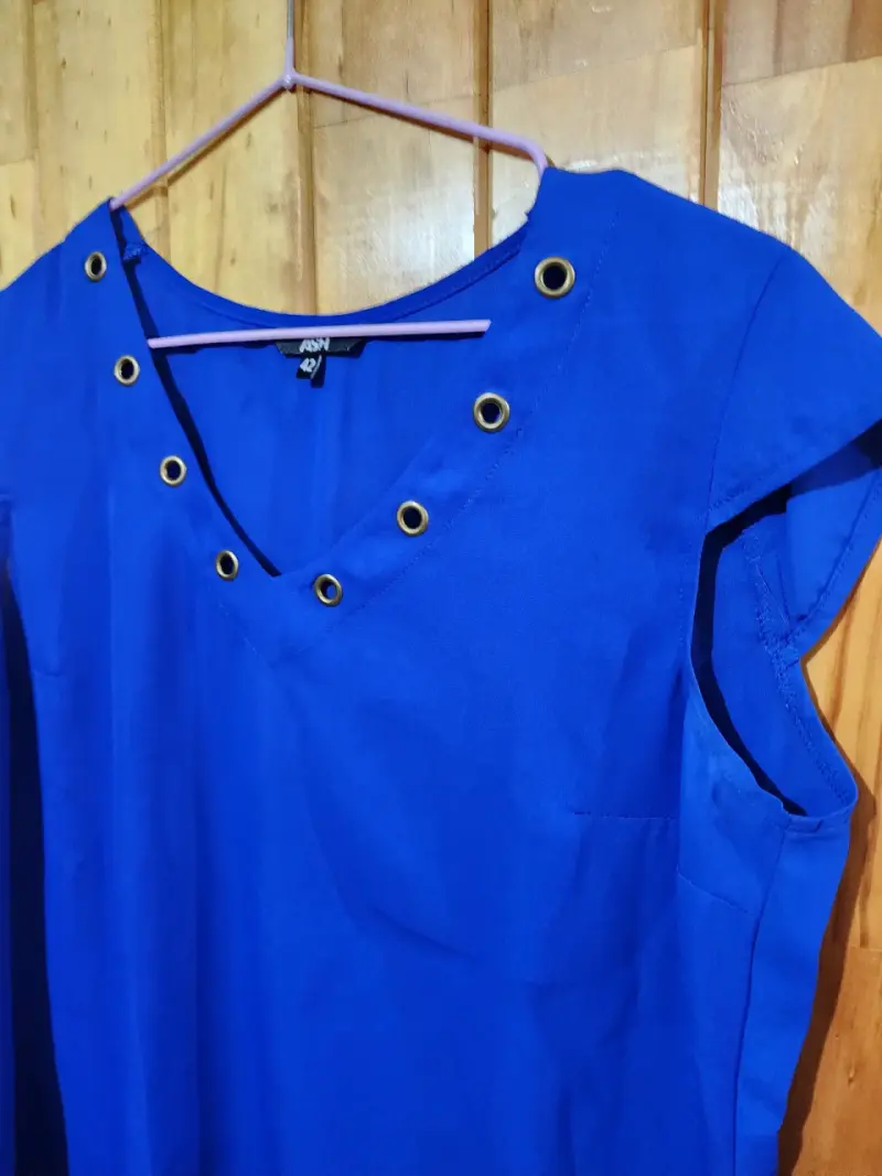 Blusa azul con ojales decorativos - 3