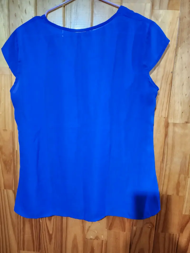 Blusa azul con ojales decorativos - 4
