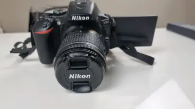 Cámara réflex Nikon D5600 con lente - miniatura 3