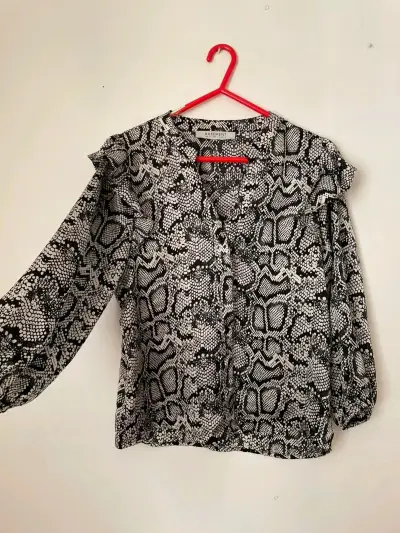 Blusa estampado serpiente Basement - miniatura 1