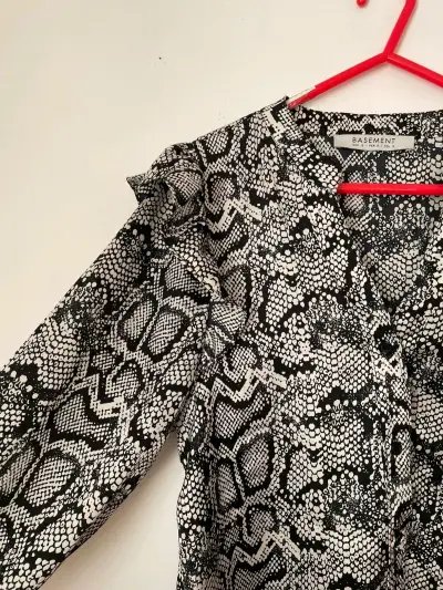 Blusa estampado serpiente Basement - miniatura 2