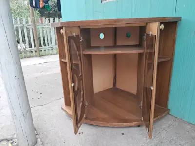 Mueble esquinero de madera - miniatura 1