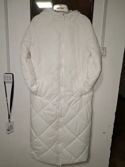 Abrigo blanco con capucha - miniatura 1