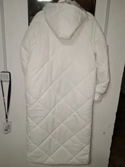 Abrigo blanco con capucha - miniatura 2