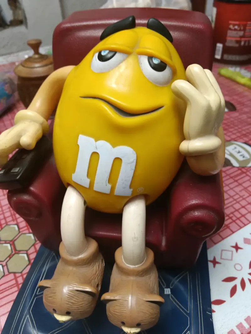 Figura decorativa M&M amarillo - 1