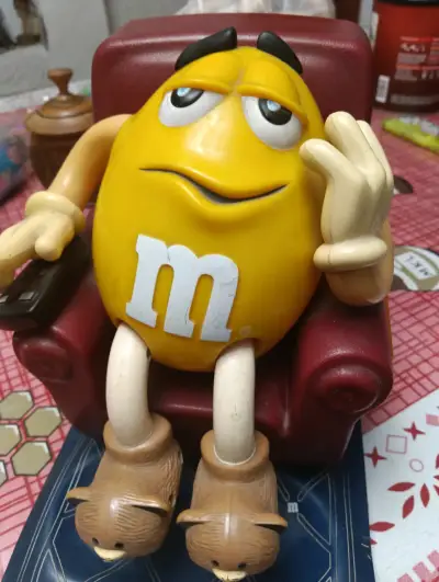 Figura decorativa M&M amarillo - miniatura 1