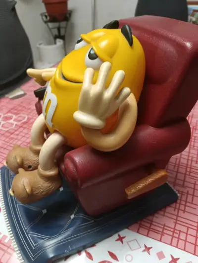 Figura decorativa M&M amarillo - miniatura 2