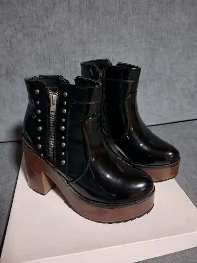 Botines negros charol con tachas - miniatura 1