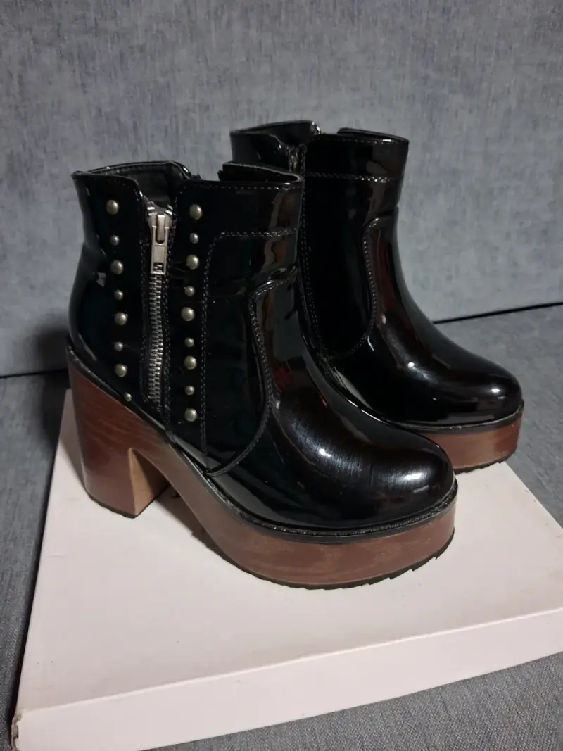 Botines negros charol con tachas - 2